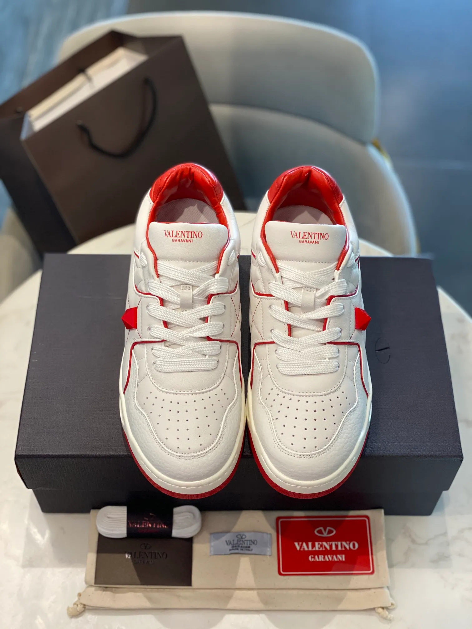 👟👟Ex-factory price 780👟👟 Valentino ONE STUD calfskin lace-up sneakers. Soft suede low-top sneakers, classic and versatile, couple's sneakers, special goods, worth buying! A pair of simple shoes with unique details will save you from the difficulty of dressing. OneStud sneakers, with quilted plaid and oversized rivets, create an eye-catching punk style and get rid of the heavy feeling of this season's clothing. U👟👟Ex-factory price raise calfskin derby shoes, with exquisite leather construction and simple silhouette, smooth lines set the tone of coolness, they are a versatile item in the wardrobe. There are more Valentino boutique shoes waiting for you to unlock! It’s time to get the shoes you’ve been coveting for a long time! Officially on sale 7,+++ - Seven straps, decorated with metallic rubber effect. Decoration on the back and tongue. Size 35-44.